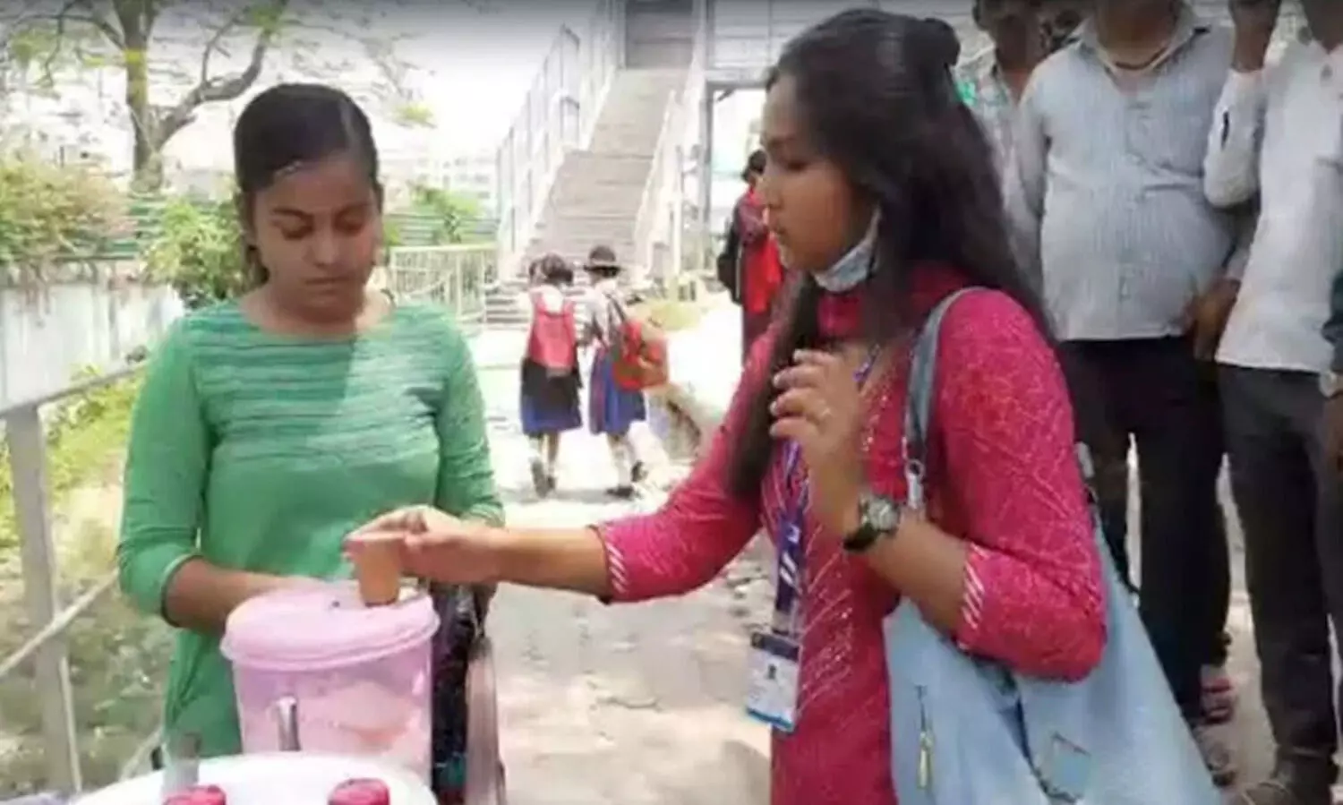 ബിരുദം കഴിഞ്ഞ് ജോലി കിട്ടിയില്ല; കോളജിന് മുന്നിൽ ചായക്കടയിട്ട് 24കാരി