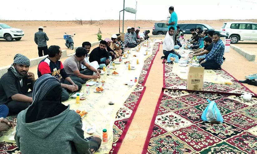 മ​രു​ഭൂ​മി​യി​ൽ ആ​ട്ടി​ട​യ​ന്മാ​ർ​ക്കൊ​പ്പം ഇ​ഫ്താ​ർ