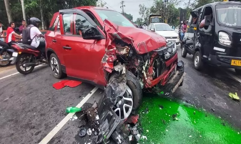 റോഡപകടം: രക്ഷകർക്ക് 5,000 രൂപ വീതം നൽകുന്ന പദ്ധതി നടപ്പാക്കാൻ സർക്കാർ നടപടി തുടങ്ങി റോഡപകടം: രക്ഷകർക്ക് 5,000 രൂപ വീതം നൽകുന്ന പദ്ധതി നടപ്പാക്കാൻ സർക്കാർ നടപടി തുടങ്ങി