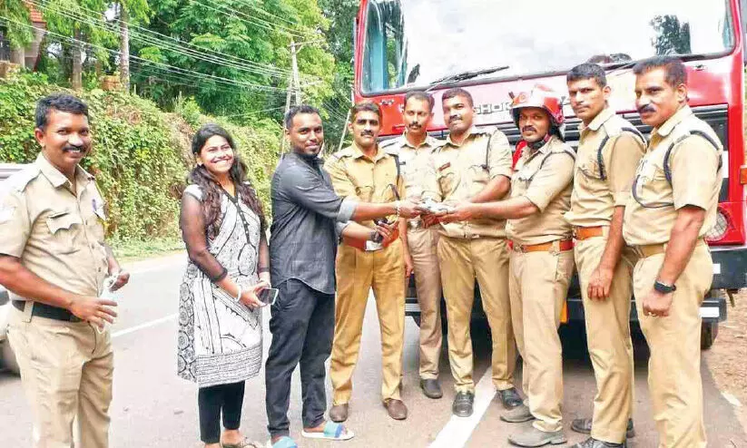 സഞ്ചാരികളുടെ ഡ്രോൺ മരത്തിൽ കുടുങ്ങി; രക്ഷകരായി അഗ്നിരക്ഷസേന സഞ്ചാരികളുടെ ഡ്രോൺ മരത്തിൽ കുടുങ്ങി; രക്ഷകരായി അഗ്നിരക്ഷസേന