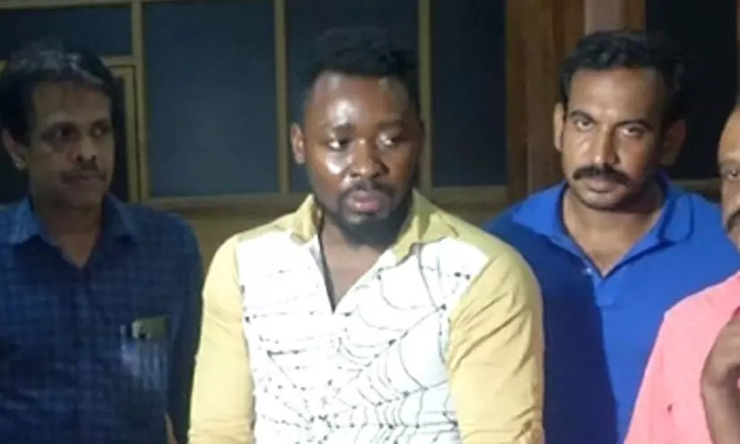 വിവാഹ വാഗ്ദാനം, ഒന്നരക്കോടിയുടെ സമ്മാനം; മലയാളി യുവതിയിൽ നിന്ന് 10 ലക്ഷം തട്ടിയ വിദേശി പിടിയിൽ വിവാഹ വാഗ്ദാനം, ഒന്നരക്കോടിയുടെ സമ്മാനം; മലയാളി യുവതിയിൽ നിന്ന് 10 ലക്ഷം തട്ടിയ വിദേശി പിടിയിൽ