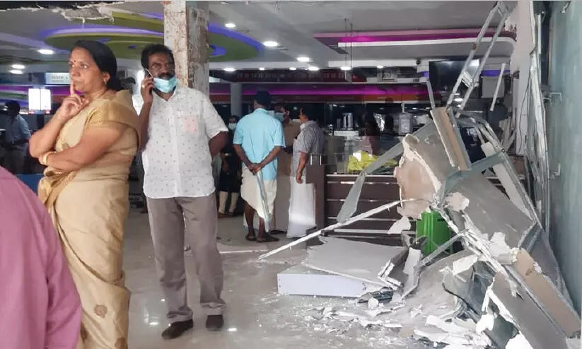 കടയുടെ മുൻഭാഗം കെട്ടിട ഉടമ പൊളിച്ചുനീക്കി; 60 ലക്ഷം രൂപയുടെ നഷ്ടമെന്ന് വ്യാപാരിയുടെ പരാതി കടയുടെ മുൻഭാഗം കെട്ടിട ഉടമ പൊളിച്ചുനീക്കി; 60 ലക്ഷം രൂപയുടെ നഷ്ടമെന്ന് വ്യാപാരിയുടെ പരാതി