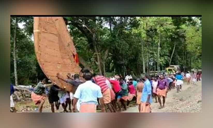 പാലത്തിന്റെ ഉയരക്കുറവുമൂലം പുതുക്കുളങ്ങര പുത്തൻപള്ളിയോടം റോഡിലൂടെ നിരക്കിനിക്കി. പാലത്തിന്റെ ഉയരക്കുറവുമൂലം പുതുക്കുളങ്ങര പുത്തൻപള്ളിയോടം റോഡിലൂടെ നിരക്കിനിക്കി.