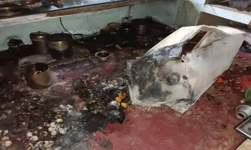 മിന്നലിൽ അടുക്കള കത്തിനശിച്ചു മിന്നലിൽ അടുക്കള കത്തിനശിച്ചു