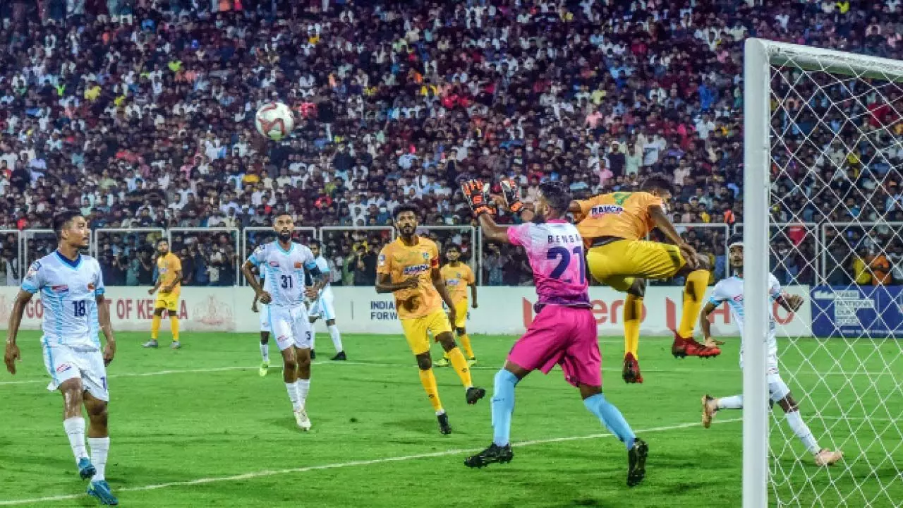 സന്തോഷ് ട്രോഫി; ബംഗാളിനെ 2-0ത്തിന് തകർത്ത കേരളത്തിന് തുടർച്ചയായ രണ്ടാം ജയം സന്തോഷ് ട്രോഫി; ബംഗാളിനെ 2-0ത്തിന് തകർത്ത കേരളത്തിന് തുടർച്ചയായ രണ്ടാം ജയം