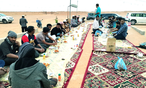 മ​രു​ഭൂ​മി​യി​ൽ ആ​ട്ടി​ട​യ​ന്മാ​ർ​ക്കൊ​പ്പം ഇ​ഫ്താ​ർ