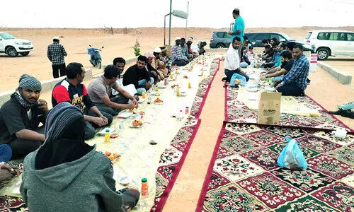 മ​രു​ഭൂ​മി​യി​ൽ ആ​ട്ടി​ട​യ​ന്മാ​ർ​ക്കൊ​പ്പം ഇ​ഫ്താ​ർ