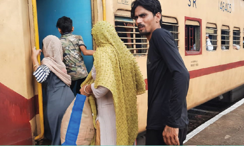 ടിക്കറ്റ് എടുക്കാത്തതിന് ട്രെയ്നിൽനിന്ന് ഇറക്കിവിട്ടു, ഹരിയാന സ്വദേശികൾക്ക് തുണയായി സ്നേഹകൂട്ടായ്മ