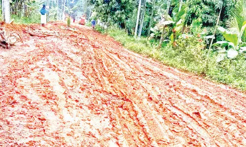 കാളപൂട്ടാൻ പാകത്തിൽ പുളിഞ്ഞാൽ റോഡ്​; ദുരിതം പേറി നാട്ടുകാർ