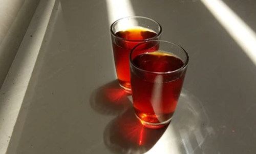 ബിവറേജസിൽ വരിനിന്നയാൾക്ക് കട്ടൻചായ കുപ്പിയിൽ നിറച്ചു നൽകി കബളിപ്പിച്ചു