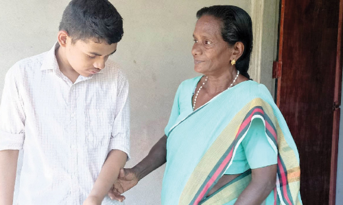 അച്ഛൻ ഉപേക്ഷിച്ചു, അമ്മ മരിച്ചു; വിധി ഇരുട്ടിലാക്കിയ ഒറ്റമുറി വീട്ടിൽ ജിഷ്ണുവിന് ജീവനായി കമലേട്ത്തി