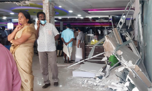 കടയുടെ മുൻഭാഗം കെട്ടിട ഉടമ പൊളിച്ചുനീക്കി; 60 ലക്ഷം രൂപയുടെ നഷ്ടമെന്ന് വ്യാപാരിയുടെ പരാതി