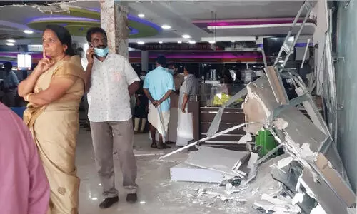 കടയുടെ മുൻഭാഗം കെട്ടിട ഉടമ പൊളിച്ചുനീക്കി; 60 ലക്ഷം രൂപയുടെ നഷ്ടമെന്ന് വ്യാപാരിയുടെ പരാതി