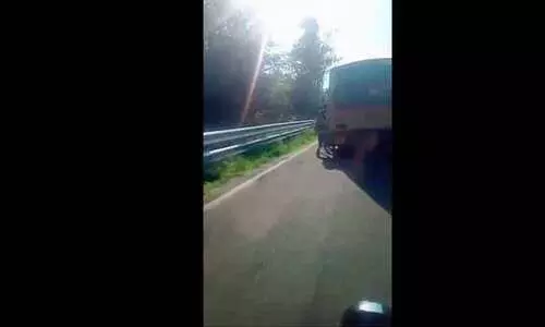 ബസിന്‍റെ പടിയിൽനിന്ന് സാഹസിക യാത്ര; റോഡിലേക്ക് തെറിച്ചുവീണ് വിദ്യാർഥികൾ VIDEO