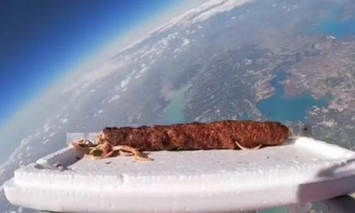 കബാബിനെ ബഹിരാകാശത്തേക്കയച്ച് തുർക്കിഷ് റെസ്റ്റോറന്റ്; ഇതാണ് കാരണം...! - വിഡിയോ