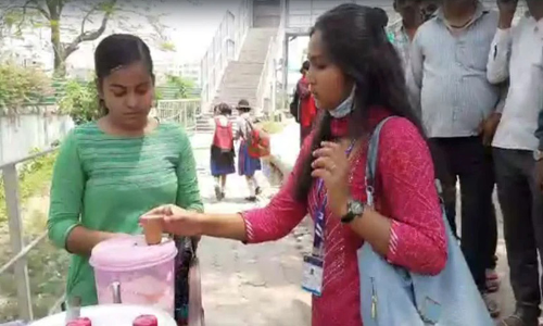 ബിരുദം കഴിഞ്ഞ് ജോലി കിട്ടിയില്ല; കോളജിന് മുന്നിൽ ചായക്കടയിട്ട് 24കാരി