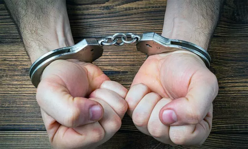 കട ഉടമയെ അക്രമിച്ച കേസിൽ 3 പേർ പിടിയിൽ കട ഉടമയെ അക്രമിച്ച കേസിൽ 3 പേർ പിടിയിൽ