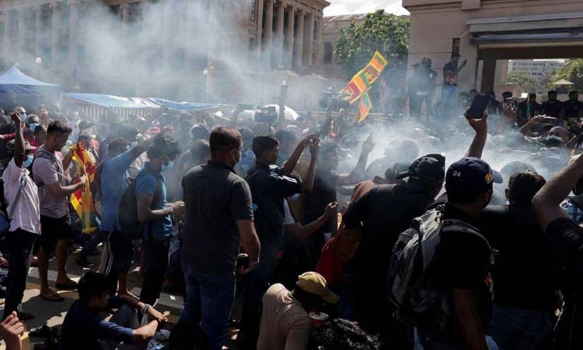 ശ്രീലങ്കയിൽ സർക്കാർ വിരുദ്ധ പ്രക്ഷോഭത്തിനുനേരെ വെടിവെപ്പ്; ഒരു മരണം ശ്രീലങ്കയിൽ സർക്കാർ വിരുദ്ധ പ്രക്ഷോഭത്തിനുനേരെ വെടിവെപ്പ്; ഒരു മരണം