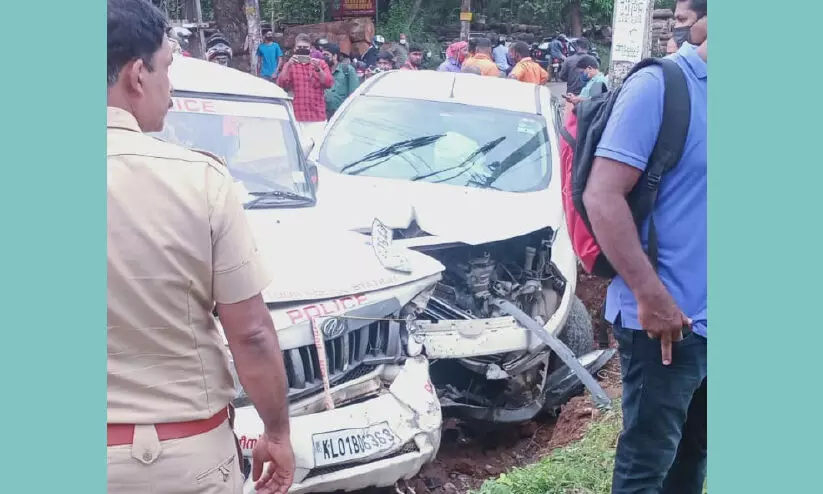 അപകടത്തിൽപെട്ട കാറിൽ വടിവാൾ; രക്ഷപ്പെട്ട സംഘത്തെ പൊലീസ് സിനിമ സ്റ്റൈലിൽ പിടികൂടി അപകടത്തിൽപെട്ട കാറിൽ വടിവാൾ; രക്ഷപ്പെട്ട സംഘത്തെ പൊലീസ് സിനിമ സ്റ്റൈലിൽ പിടികൂടി