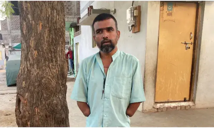 രാമനവമി റാലിക്ക് നേരെ കല്ലെറിഞ്ഞെന്ന് കേസ്; പ്രതിക്ക് രണ്ട് കൈയുമില്ല; പൊലീസ് കട തകർത്തു