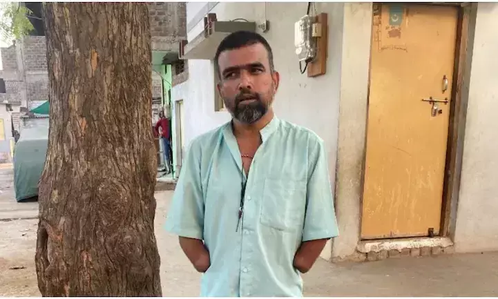 രാമനവമി റാലിക്ക് നേരെ കല്ലെറിഞ്ഞെന്ന് കേസ്; പ്രതിക്ക് രണ്ട് കൈയുമില്ല; പൊലീസ് കട തകർത്തു