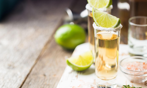 നഴ്സറി സ്കൂളിലെ കൂട്ടുകാർക്കായി കൊണ്ടുവന്നത് മദ്യം; ടീ ടൈമിൽ കടലാസുകപ്പിൽ ഒഴിച്ചുകൊടുക്കുന്നത് കണ്ട് ഞെട്ടി അധ്യാപിക