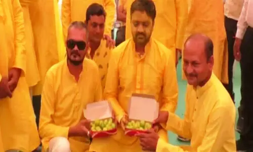 വിലക്കയറ്റം; വരന് വിവാഹസമ്മാനമായി ചെറുനാരങ്ങ സമ്മാനിച്ച് ബന്ധുക്കൾ