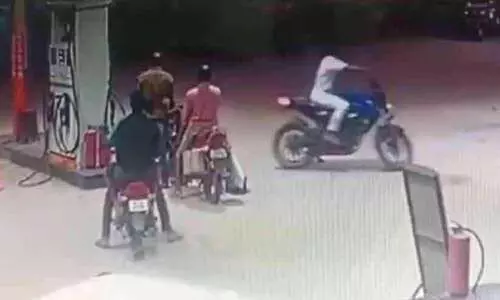 Goon attack in petrol pump at Kaniyapuram: Employee hacked