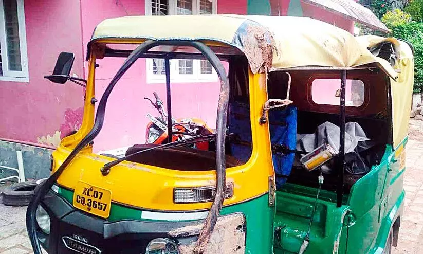 സിറ്റി ഗ്യാസ് പദ്ധതിക്ക് വെട്ടിപ്പൊളിച്ച റോഡിൽ അപകടം പതിവാകുന്നു