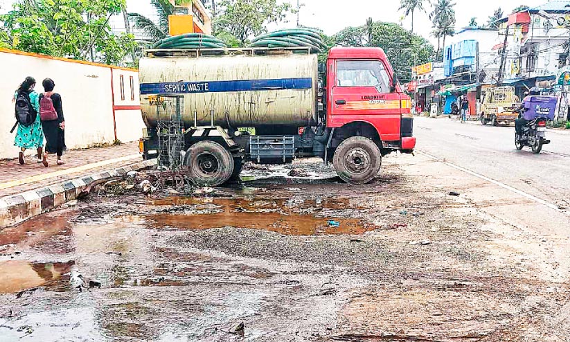 പൊതുനിരത്തിൽ വൻതോതിൽ ശൗചാലയ മാലിന്യം തള്ളി പൊതുനിരത്തിൽ വൻതോതിൽ ശൗചാലയ മാലിന്യം തള്ളി