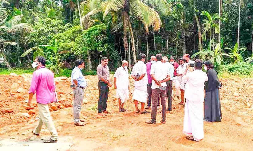 മഞ്ഞള്ളൂർ വില്ലേജിലെ അനധികൃത നെൽവയൽ നികത്തൽ; ഉന്നതതല സംഘം പരിശോധനക്കെത്തി മഞ്ഞള്ളൂർ വില്ലേജിലെ അനധികൃത നെൽവയൽ നികത്തൽ; ഉന്നതതല സംഘം പരിശോധനക്കെത്തി