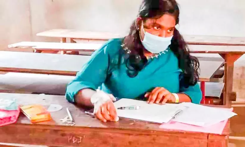 ആംബുലൻസിലെത്തി പരീക്ഷയെഴുതി പത്താംക്ലാസ് വിദ്യാർഥിനി ആംബുലൻസിലെത്തി പരീക്ഷയെഴുതി പത്താംക്ലാസ് വിദ്യാർഥിനി