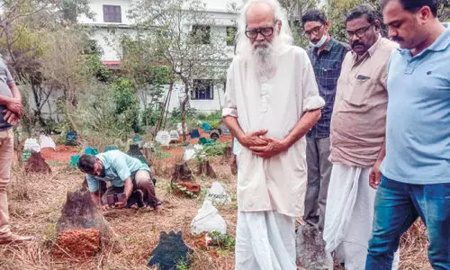 മുഹമ്മദിന്റെ ഖബറിടം കാണാൻ പരത്തുള്ളി രവീന്ദ്രൻ എത്തി