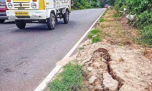 കുഴി നികത്തലിൽ അപാകത: മംഗലം-ഗോവിന്ദാപുരം   റോഡിൽ അപകടം പതിവ്