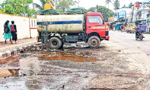 പൊതുനിരത്തിൽ വൻതോതിൽ ശൗചാലയ മാലിന്യം തള്ളി