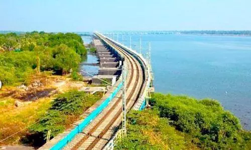 സിൽവർ ലൈനിന് മുന്നിൽ നോക്കുകുത്തിയായി വല്ലാർപാടം റെയിൽ പാത സിൽവർ ലൈനിന് മുന്നിൽ നോക്കുകുത്തിയായി വല്ലാർപാടം റെയിൽ പാത