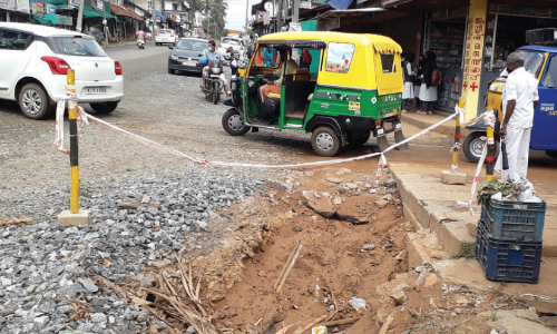 സംസ്ഥാന പാത നവീകരണം: എകരൂലിൽ നടുറോഡിലെ കുഴി മൂടാതെ അധികൃതർ