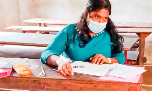 ആംബുലൻസിലെത്തി പരീക്ഷയെഴുതി പത്താംക്ലാസ് വിദ്യാർഥിനി