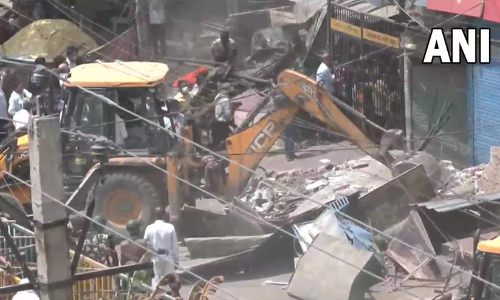 ജഹാംഗീർപുരി: സുപ്രീംകോടതി തടഞ്ഞിട്ടും പൊളിക്കൽ തുടരുന്നു; ഉത്തരവ് കിട്ടിയില്ലെന്ന് കോർപറേഷൻ