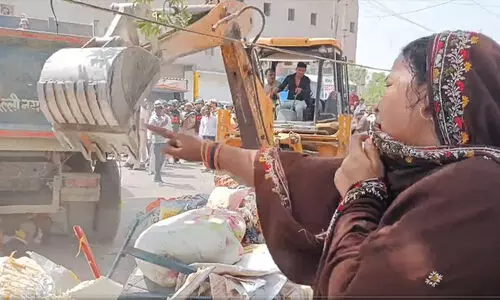പൊളിക്കല്ലേയെന്ന് കരഞ്ഞ് നിലവിളിച്ച് വീട്ടമ്മ; ബുൾഡോസറുകൾ തകർത്തെറിഞ്ഞത് കിടപ്പാടവും കുടിലുകളും -VIDEO