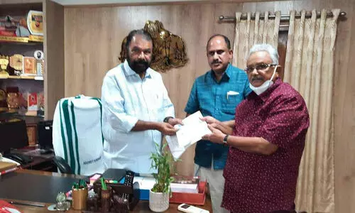 മാതാപിതാക്കളുടെ ഓർമ്മയ്ക്കായി മുൻ ഡി.ജി.പി വിദ്യാലയങ്ങൾക്ക് 30 ലക്ഷം നൽകി