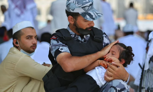മസ്​ജിദുൽ ഹറാമിൽ പ്രത്യേക സുരക്ഷാ സേനയുടെ മാനുഷിക സേവന പ്രവർത്തനങ്ങൾ ​ശ്രദ്ധേയമാകുന്നു