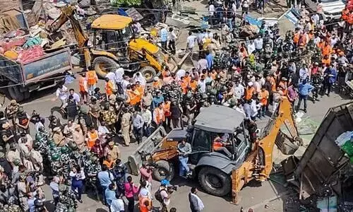 14 ടീമുകൾ, ഒമ്പത് ബുൾഡോസറുകൾ, 1,500 പൊലീസുകാർ; ഡൽഹിയിൽ പൊളിക്കാനിറങ്ങിയത് വൻ സന്നാഹം