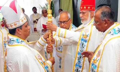 ഇനി പുതിയ ഇടയൻ; മാർ ജോസഫ് പാംപ്ലാനി ചുമതലയേറ്റു