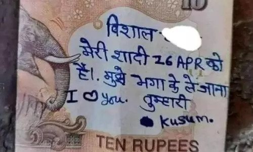 വിശാൽ ഞാൻ നിങ്ങളെ കാത്തിരിക്കുന്നു - വൈറലായി പത്തുരൂപ നോട്ടിലെ കത്ത്; വിശാലിനെ തേടി ട്വിറ്റർ വിശാൽ ഞാൻ നിങ്ങളെ കാത്തിരിക്കുന്നു - വൈറലായി പത്തുരൂപ നോട്ടിലെ കത്ത്; വിശാലിനെ തേടി ട്വിറ്റർ