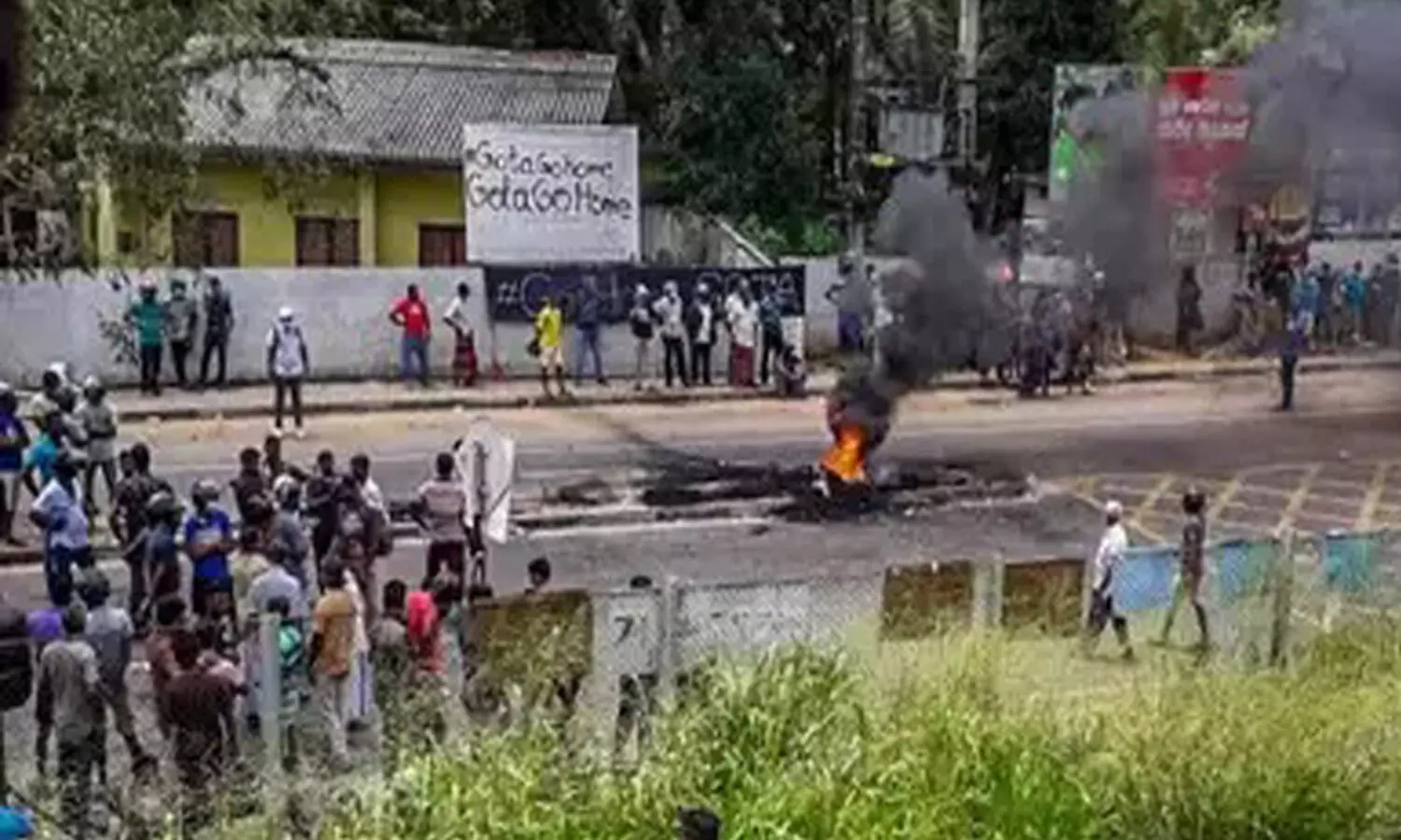 ശ്രീ​ല​ങ്ക: റാം​ബു​ക്കാ​ന​യി​ൽ ക​ർ​ഫ്യൂ നീ​ക്കി; വെ​ടി​വെ​പ്പി​നെ കു​റി​ച്ച് അ​ന്വേ​ഷ​ണം