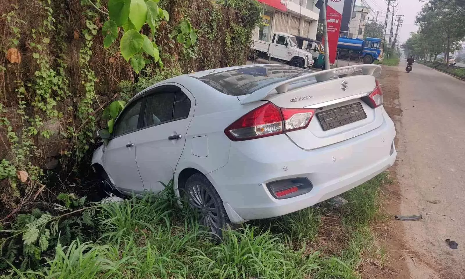 നിയന്ത്രണംവിട്ട കാർ ദേശീയപാതയോരത്തെ ഓവുചാലിൽ വീണു നിയന്ത്രണംവിട്ട കാർ ദേശീയപാതയോരത്തെ ഓവുചാലിൽ വീണു
