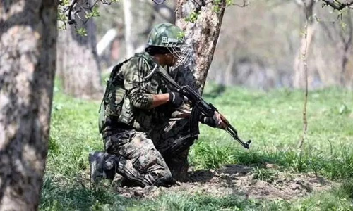 കശ്മീരിലുണ്ടായ ഏറ്റുമുട്ടലിൽ മൂന്ന് സൈനികർക്കും പ്രദേശവാസിക്കും പരിക്കേറ്റു