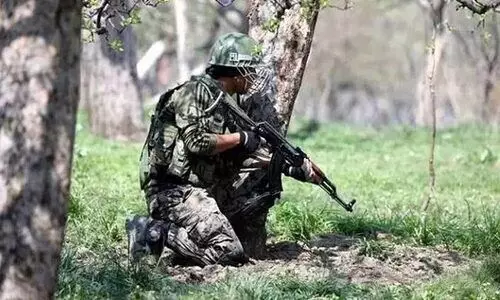 കശ്മീരിലുണ്ടായ ഏറ്റുമുട്ടലിൽ മൂന്ന് സൈനികർക്കും പ്രദേശവാസിക്കും പരിക്കേറ്റു