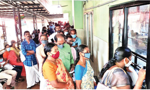 ഈ ദുരിതത്തിന് പരിഹാരം കാണണം...; ജില്ല ആശുപത്രി ലാബിനുമുന്നിൽ മണിക്കൂറുകൾ നീളുന്ന വരി